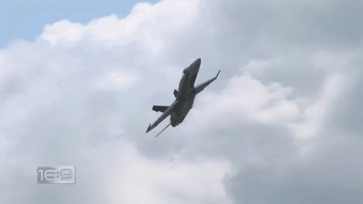 Pilot ejects from F-18 jet right before crash - Imgur.gif