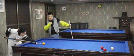 4구 당구 처음 쳐보는 여자 연예인 01.gif