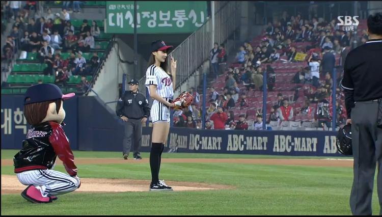 경리ㅊㅈ 시구 장면 135855416.JPG