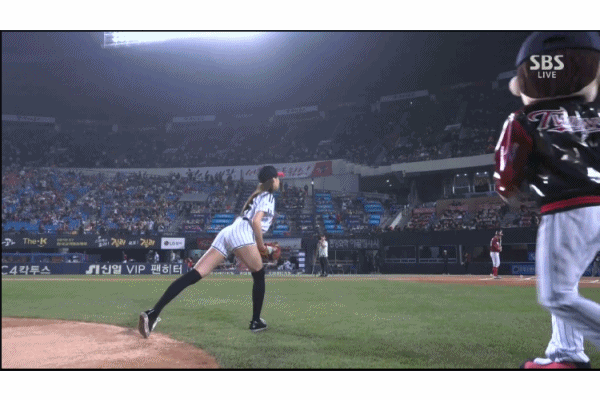 경리ㅊㅈ 시구 장면 135855442.GIF