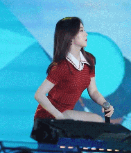 원피스가 짧은 아이린 방어린 (1).gif
